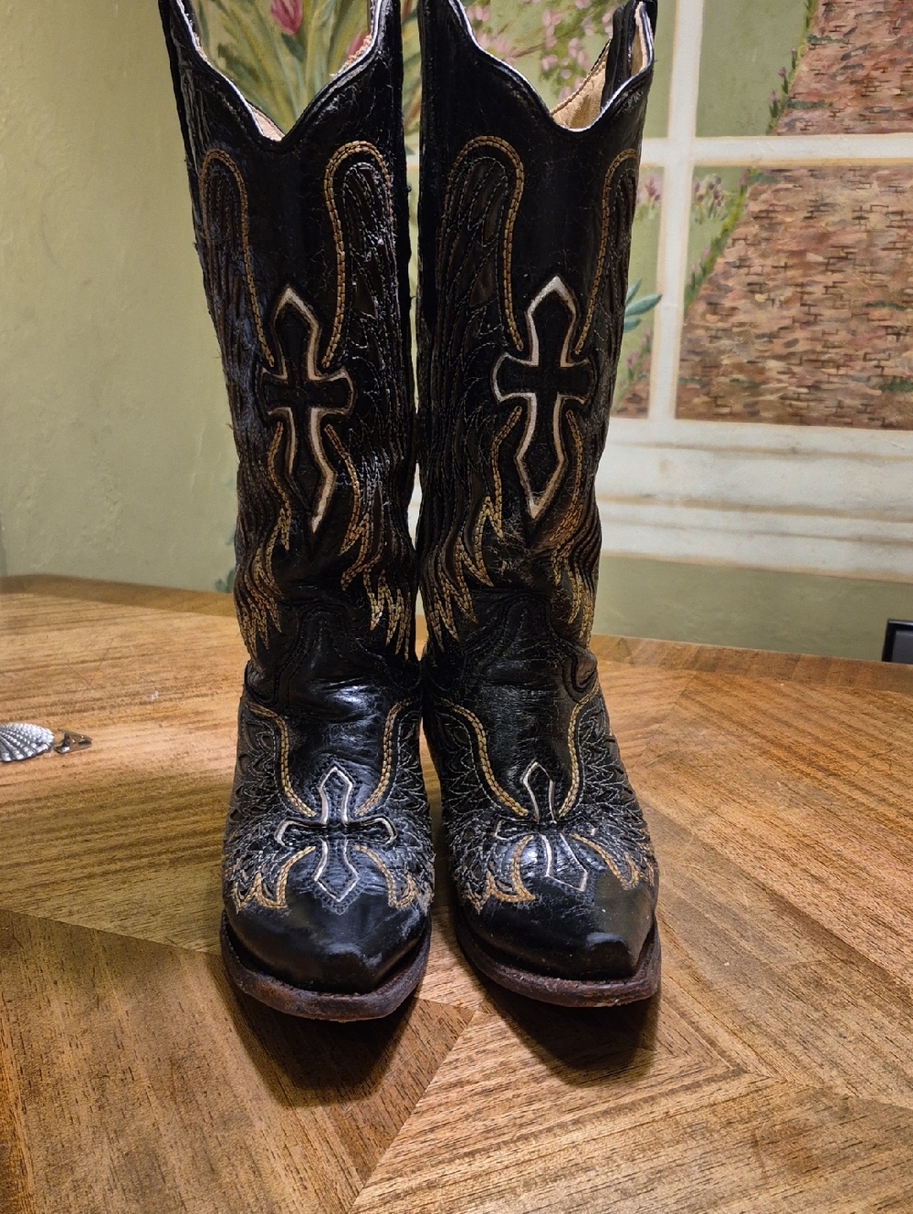 Corral Sz 5.5 Crosses And Wings. Distressed Leather.
